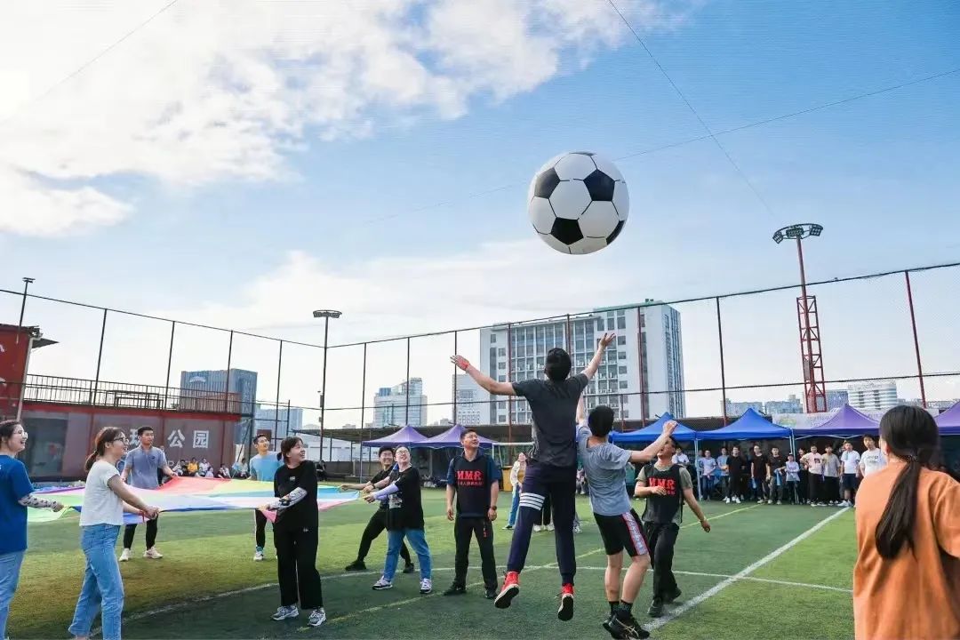 企業員工趣味團建游戲活動項目有哪些？通過員工趣味活動策劃方案，讓公司員工釋放團隊力量，燃燒青春激情！