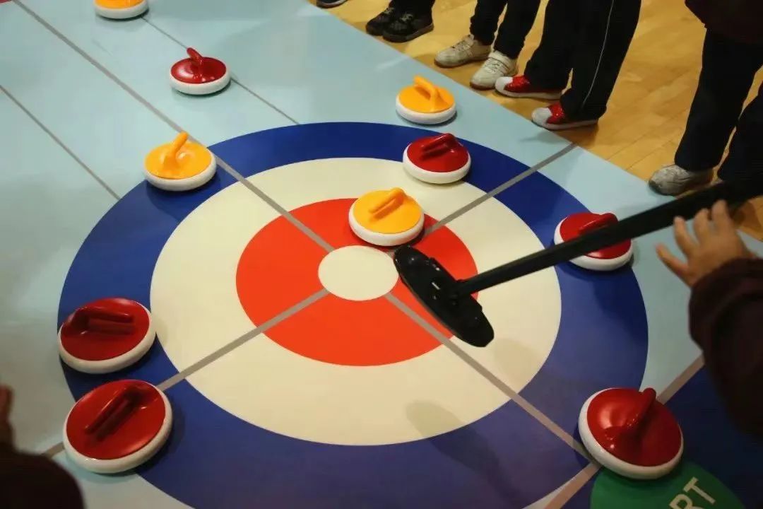 旱地冰壺團建活動方案成為公司企業組織開展員工團建活動項目的新潮流！